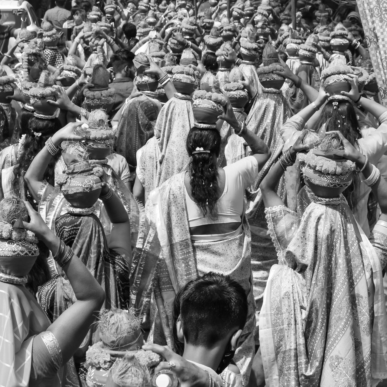Procesión de mujeres llevando ofrendas sobre la cabeza