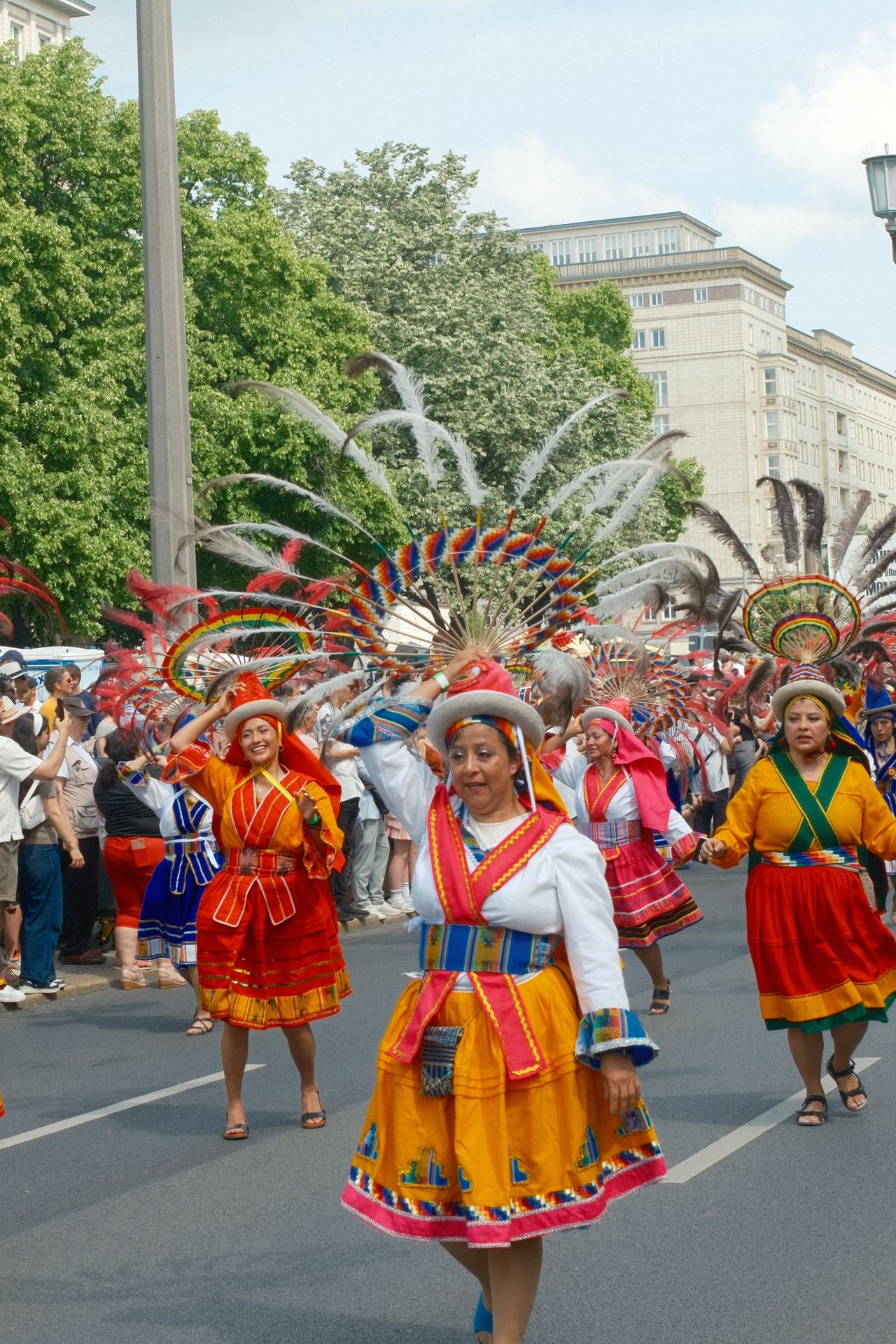 Bailarinas con trajes típicos en un desfile de carnaval