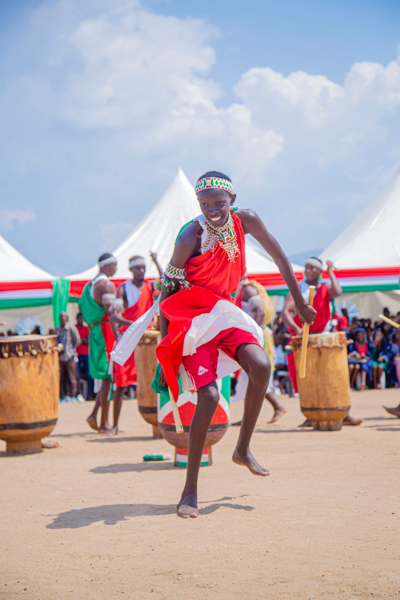 Un bailarín salta durante una danza tradicional con tambores