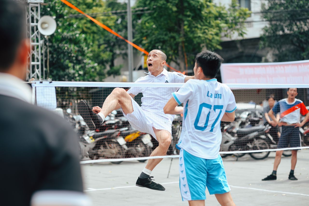 Un jugador remata de chilena en un partido de sepak takraw