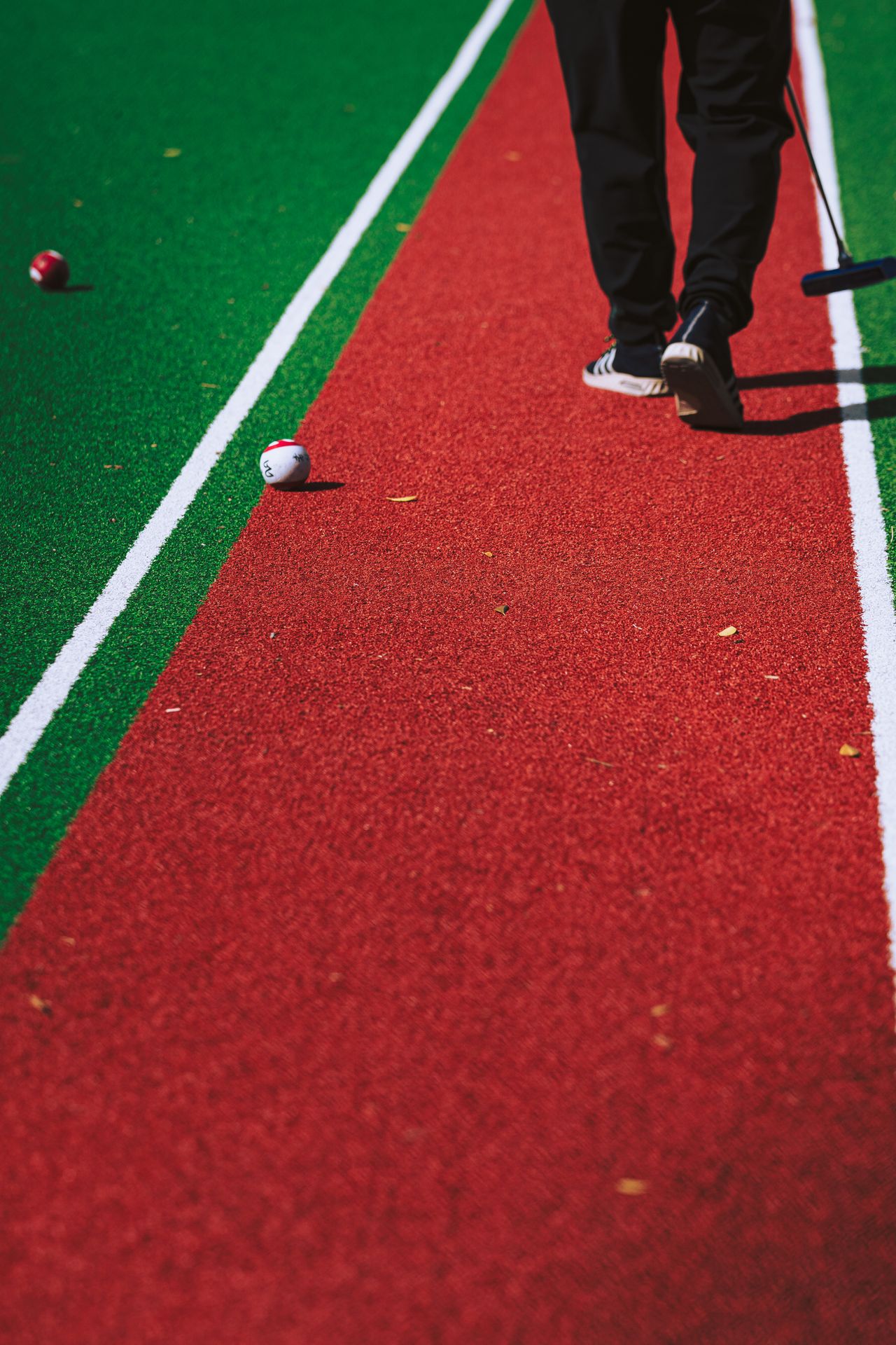 Partido de gateball sobre césped sintético