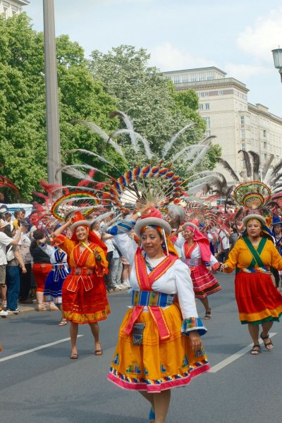 Bailarinas con trajes típicos en un desfile de carnaval