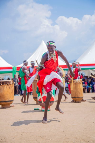 Un bailarín salta durante una danza tradicional con tambores