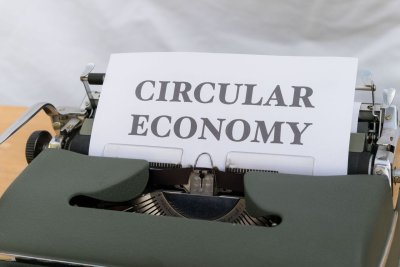 Una máquina de escribir con la frase "circular economy"
