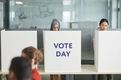 Mujeres votando en un centro de votación