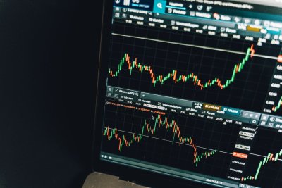 Gráfico de velas de una cotización en una pantalla