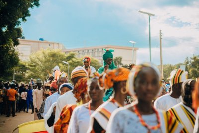 Desfile cultural con trajes y turbantes de colores