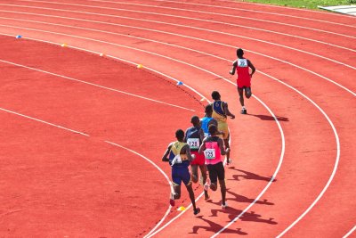 Atletas en la curva de una pista de atletismo