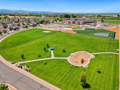 Vista aérea de un parque con juegos y canchas