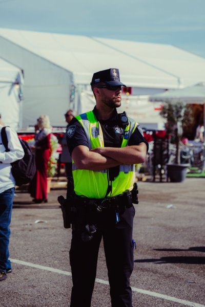 Un policía custodia el predio de un evento